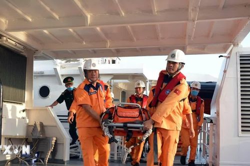 Cứu nạn khẩn cấp thuyền viên tàu nước ngoài nghi bị ngạt khí độc trên biển