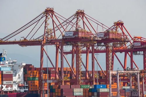 Mỹ chính thức cấm nhập khẩu lượng hàng hóa trị giá gần 1 tỷ USD của Canada