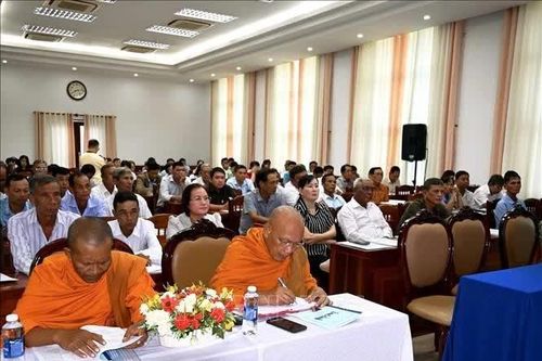 Phát huy vai trò người có uy tín trong giảm nghèo, giữ gìn an ninh cơ sở