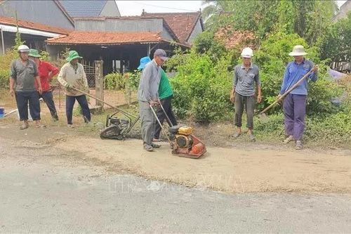 Góp sức để những tuyến đường quê thêm an toàn, thuận tiện