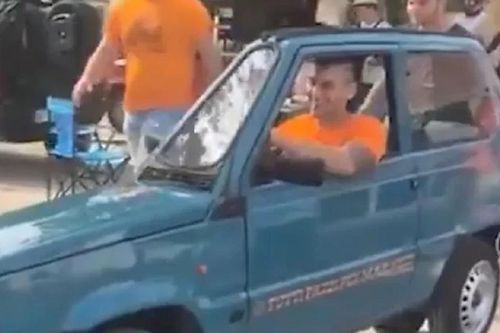Cận cảnh ô tô 'mỏng nhất thế giới' khiến người đi đường tò mò
