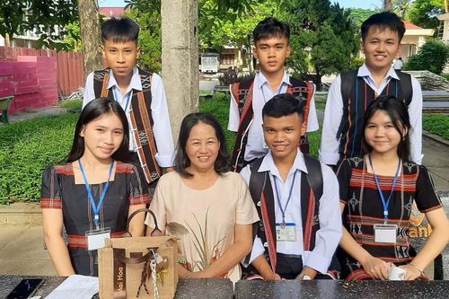Khi cha mẹ muốn con 16 tuổi nghỉ học lấy chồng