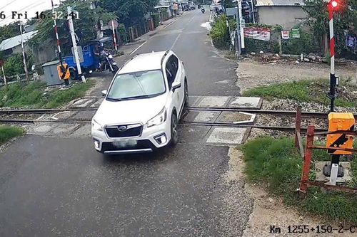 Vượt đường ngang khi đèn đỏ bật sáng, tài xế bị xử phạt 19 triệu đồng