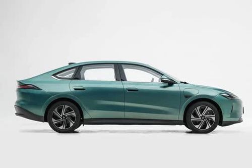 Xe sedan hạng D công suất 197 mã lực, giá hơn 310 triệu đồng