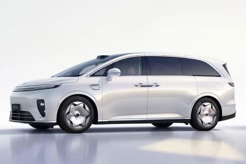 'Chuyên cơ mặt đất' cỡ lớn công suất 526 mã lực, giá khởi điểm gần 1,3 tỷ đồng