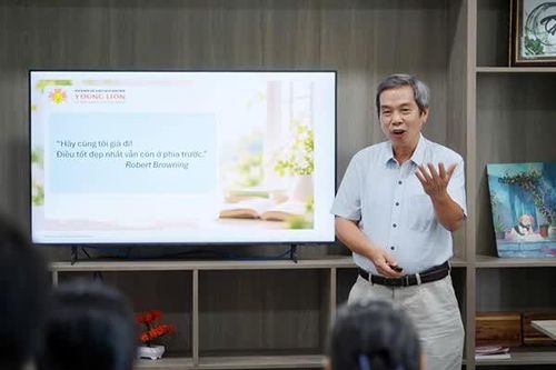 Trao 'liều thuốc 0 đồng' đến người cao tuổi