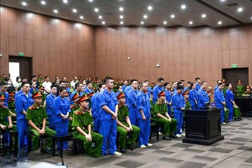 Vụ “chạy bệnh án” tâm thần: Vợ cựu viện trưởng nói gì về túi tiền khủng và tin nhắn “thiếu 4 tờ chị nhé"