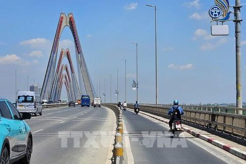 Ùn tắc trên cầu Nhật Tân giảm sau khi tạm tháo biển khoảng cách
