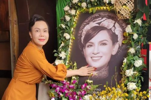 Việt Hương nói đúng 2 chữ trong đám giỗ 5 năm của Phi Nhung