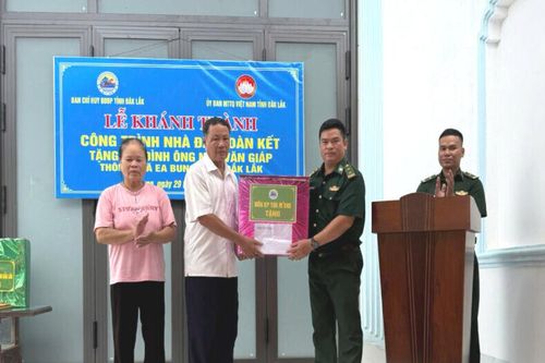 Đắk Lắk: Bộ đội Biên phòng trao nhà Đại đoàn kết tặng người dân vùng biên giới