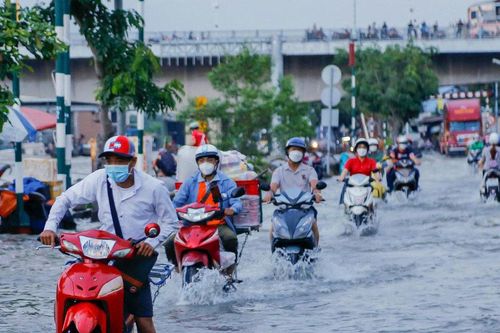 Triều cường dâng cao, nhiều tuyến đường TP.HCM ngập sâu