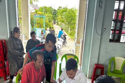 Từ chiếc điện thoại, người dân vùng cao Lìa làm quen với dịch vụ công số