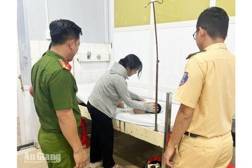 Đưa bé 2 tuổi đến bệnh viện cấp cứu bằng xe đặc chủng