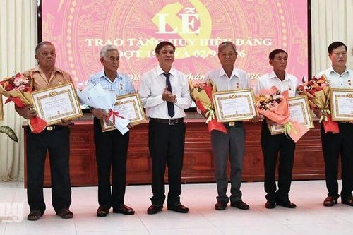 Vĩnh Điều trao Huy hiệu Đảng cho 7 đảng viên