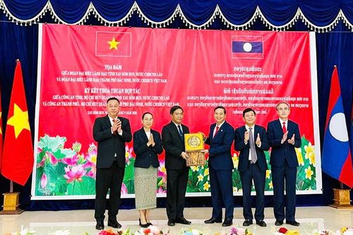 Chủ tịch HĐND thành phố Bắc Ninh Nguyễn Việt Oanh thăm, làm việc tại Lào