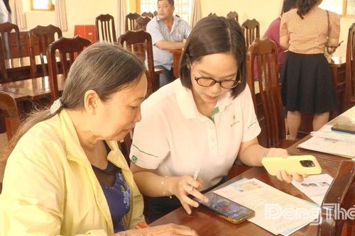 Phường Sa Đéc tuyên truyền, hỗ trợ hộ kinh doanh thanh toán không dùng tiền mặt