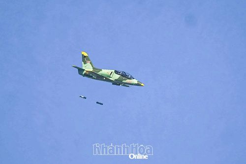 Trường Sĩ quan Không quân tổ chức diễn tập bắn, ném bom, đạn thật