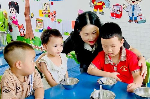 Phó Chủ tịch UBND tỉnh Vũ Thị Hiền Hạnh kiểm tra đột xuất bếp ăn bán trú