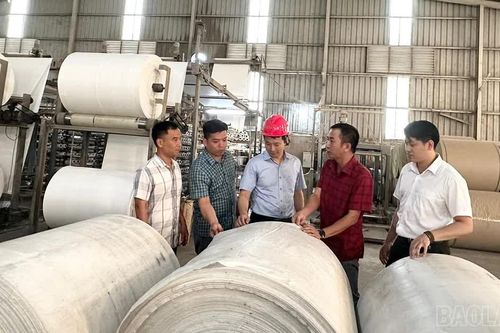 Chủ tịch UBND xã Yên Bình làm việc với hai doanh nghiệp xi măng trên địa bàn
