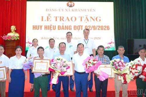 Khánh Yên, Tân Hợp trao Huy hiệu Đảng đợt 2/9 cho 47 đảng viên