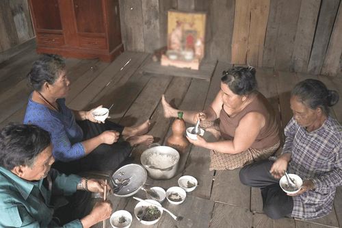 Bữa cơm mộc mạc của người K'ho ở Đông Tiến