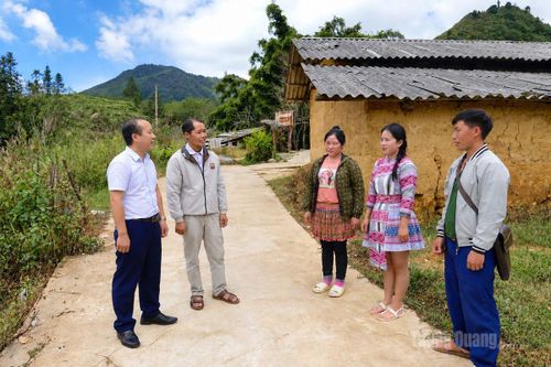 Đảng viên cùng bàn, cùng làm với Nhân dân