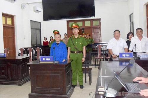 Dùng gạch ném vào đầu người đang xô xát đánh nhau trước cửa nhà, lĩnh 7 năm tù về tội Giết người