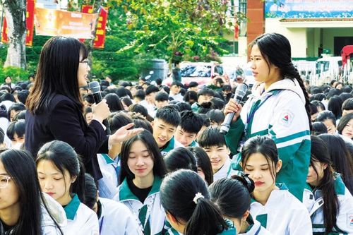 Đưa pháp luật đến trường học ở xã vùng cao