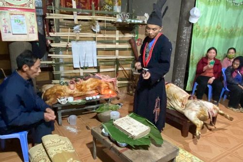 Đêm 'Hát ví' trong Lễ cấp sắc của đồng bào Dao Tiền