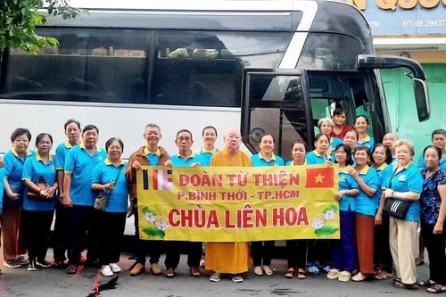 Quỹ 'Không vàng mã' chùa Liên Hoa trao 250 phần quà đến người dân khó khăn