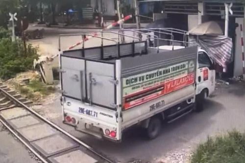 Hà Nội: Lùi xe tải làm hỏng rào chắn đường sắt, tài xế bị phạt 25 triệu đồng