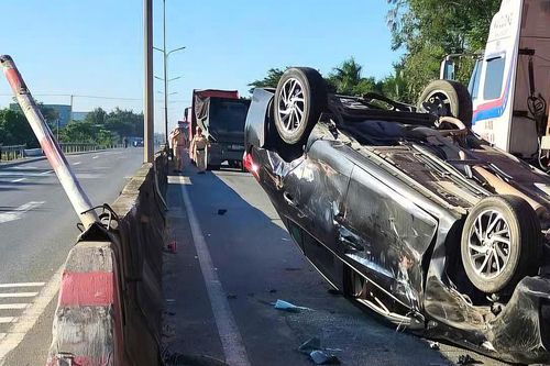 Ô tô con phơi bụng trên QL1A Đà Nẵng sau va chạm với xe đầu kéo