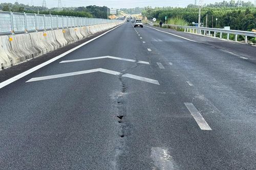 Xử lý bước đầu vết nứt dài 40m trên cao tốc Biên Hòa - Vũng Tàu vào ngày 30/9