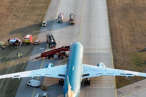 Boeing 787 của Vietnam Airlines hai lần phanh khi cất cánh, trượt khỏi đường băng Munich
