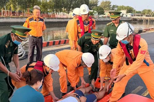Xuyên đêm cấp cứu thuyền viên người nước ngoài bị nạn trên biển