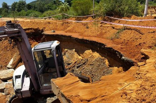 Công an hỗ trợ khắc phục lũ cát tràn xuống đường gần khu du lịch Mũi Né