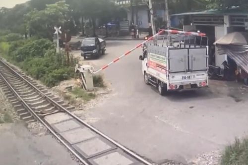 Xử phạt tài xế lùi xe làm hỏng cần chắn đường sắt