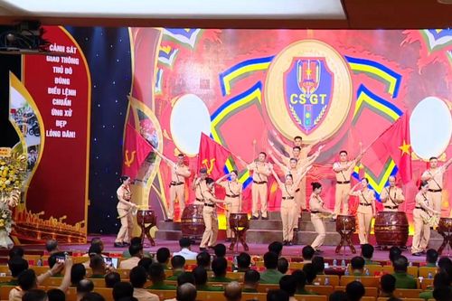 Nét đẹp cảnh sát giao thông từ văn hoá ứng xử