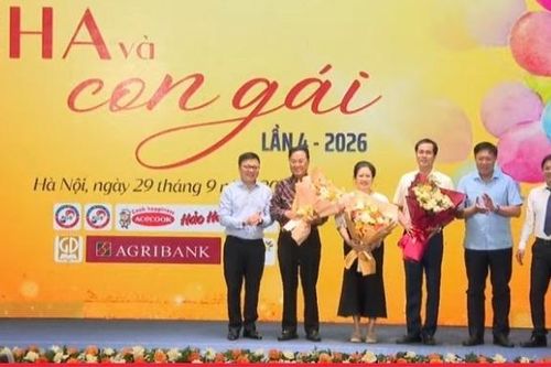 Trao giải cuộc thi viết 'Cha và con gái' lần thứ 4