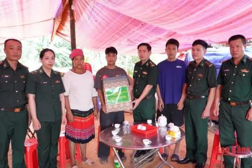 Thăm, động viên gia đình chiến sĩ hoàn cảnh đặc biệt khó khăn