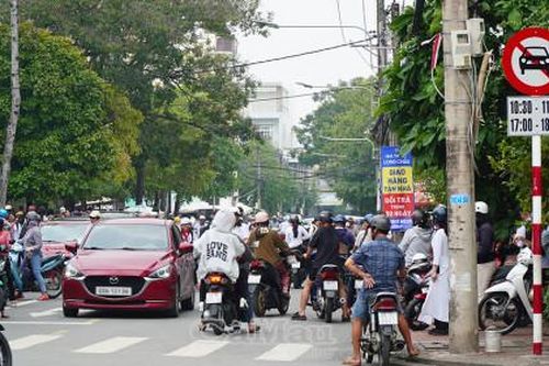 Giao thông trước cổng trường: Cần giải pháp từ thực tế