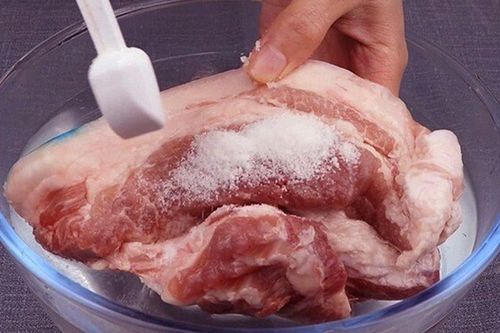 Ngâm thịt nước muối: Pha sai tỷ lệ có thể khiến thịt khô và mặn