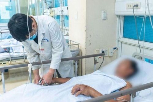 Bị rắn cắn trúng ngón tay, người đàn ông 44 tuổi nhập viện trong tình trạng nguy kịch