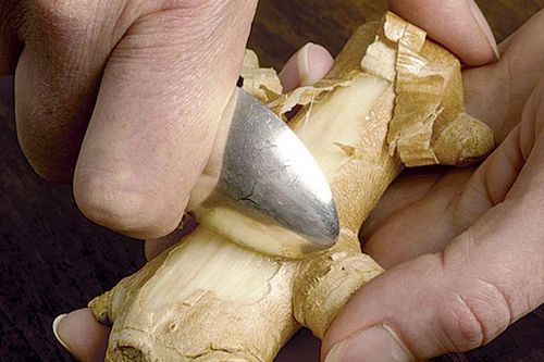 Gọt vỏ gừng đừng dùng dao, lấy thứ nhà nào cũng có này cạo vài đường, vỏ sạch nhanh mà không phí thịt