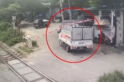 Video tài xế lùi xe tải làm hư hỏng thanh chắn đường sắt, bị phạt 25 triệu đồng