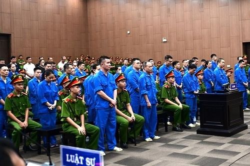 Vợ cựu Viện trưởng khai về tin nhắn 'còn thiếu 4 tờ' khi nhận túi quà hối lộ