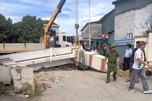 Tạm giữ xe cẩu sau vụ cổng chào đổ sập khiến bé trai 8 tuổi đứt rời bàn tay