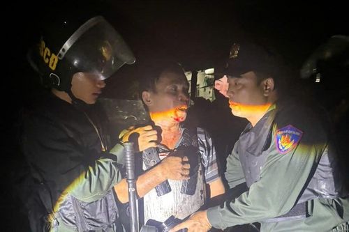 Người đàn ông mặc áo giáp tự chế, dùng dao tấn công hai cán bộ công an
