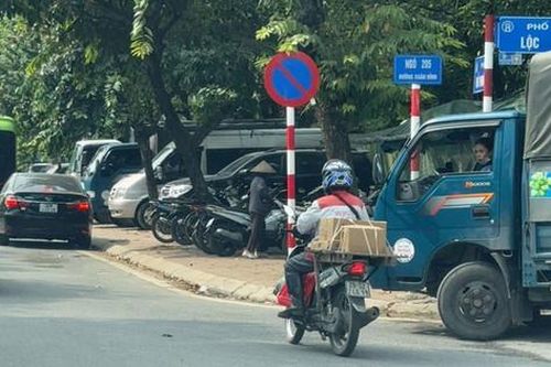 Phường Xuân Đỉnh: Nhiều tuyến phố, phương tiện bủa vây lòng đường, vỉa hè