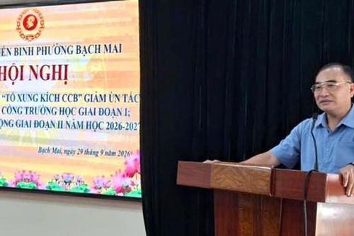 Cựu chiến binh phường Bạch Mai tham gia giải quyết ùn tắc giao thông tại cổng trường học